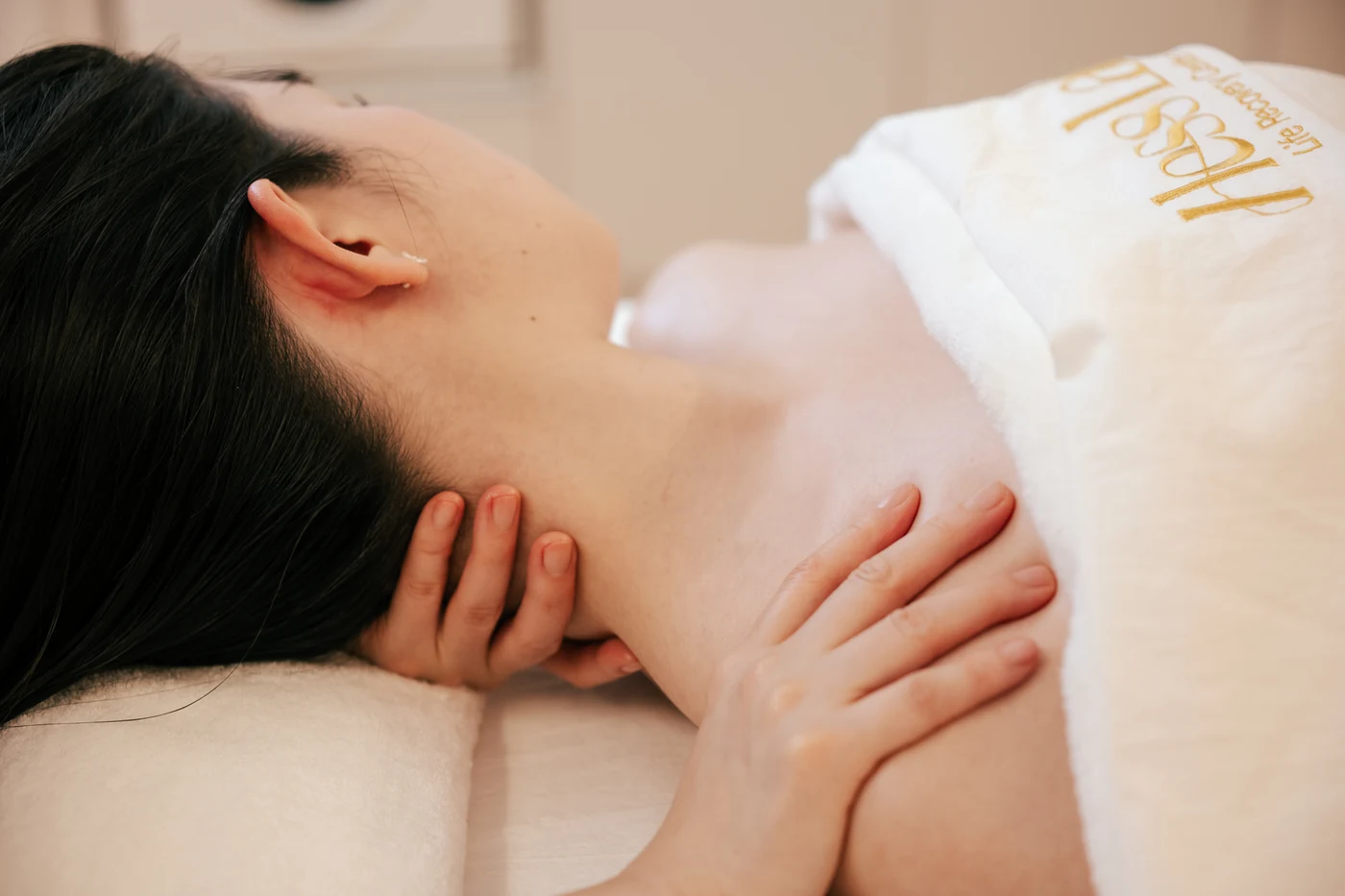 뒤통수와 목을 받쳐 관리하는 헤스랩 케어 장면