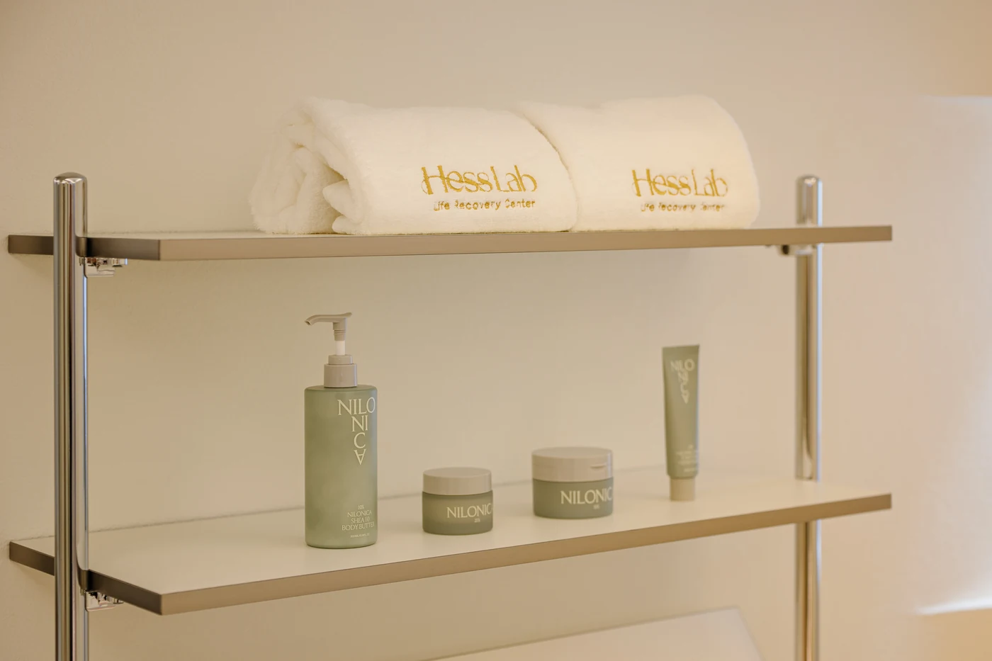 헤스랩 라운지의 타월과 제품 선반